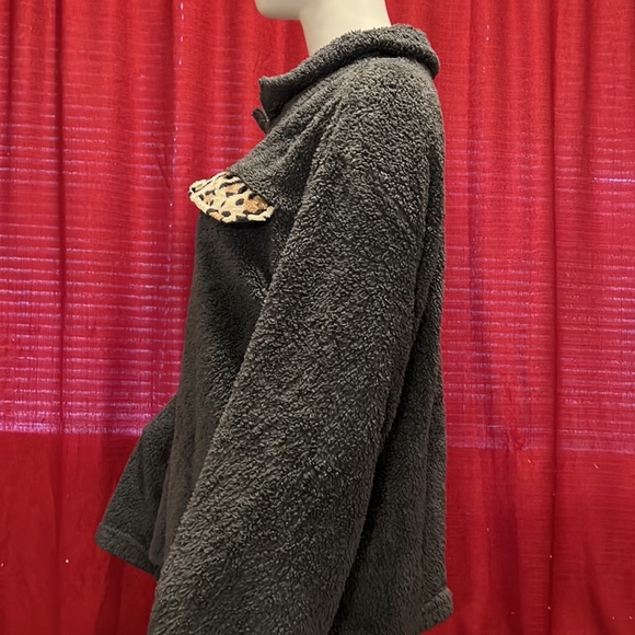 Shein Sherpa dark gray quarter zip jacket with leopard print sleeve zip pouch - Picture 8 of 11